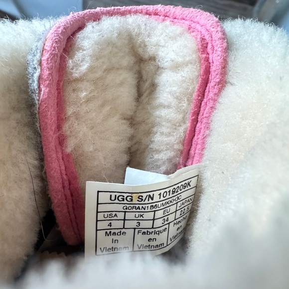 💖UGG Goran Pink Patent Duck Boots Youth Size 4 Shearling Lined 🩷Waterproof - Picture 2 of 10